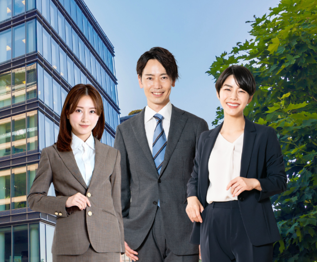 社員が三人並ぶ様子