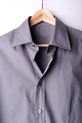 グレーのワイシャツが与える印象や着こなし方のポイントまとめの画像