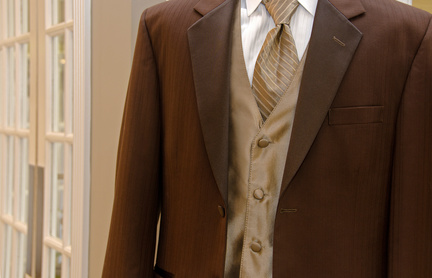 ブラウンスーツが人気って本当？ブラウンスーツの魅力や着こなしを解説