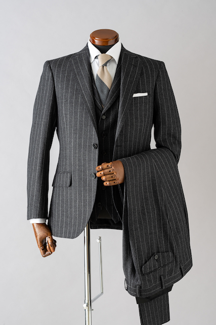 レリアンのチャコールグレーに薄いグレーの縦縞が入っているウールのスーツです。