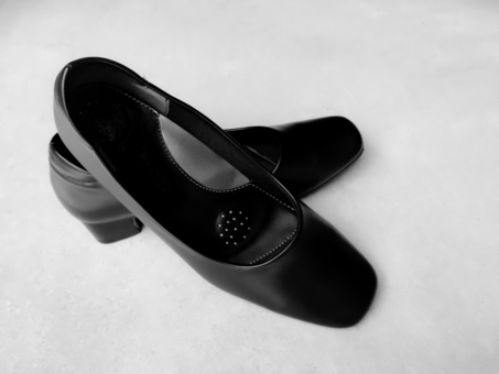 スーツを着用した女性はパンプスを履くのが常識 ヒールなしの靴でも出勤は可能か