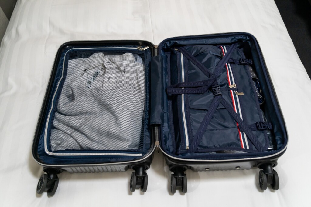  /></figure> スーツを持ち運ぶ時はガーメントバッグが基本ですが、荷物を増やせない場合は、たたんでスーツケースに入れましょう。<h3>スーツのたたみ方（スーツケース）</h3> 1.<a href=