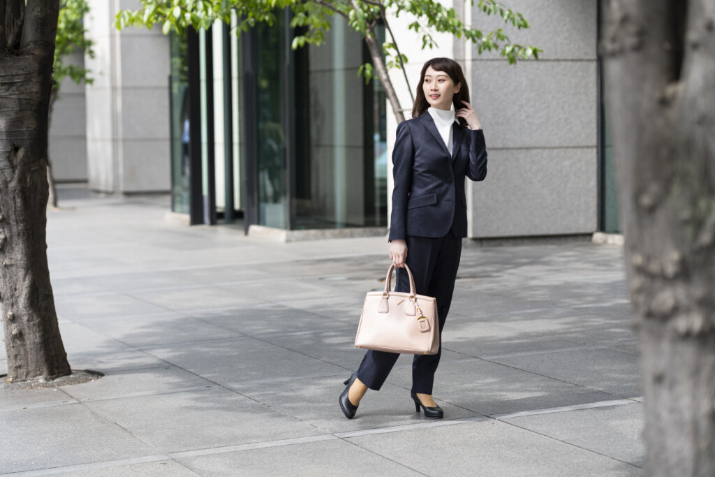 女性のスーツスタイルでは靴下を履くのはok それともストッキング一択
