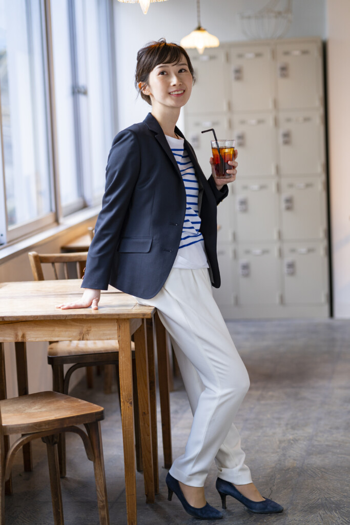 上下色違いのレディーススーツを着る際のマナーは？おすすめのコーデも紹介！