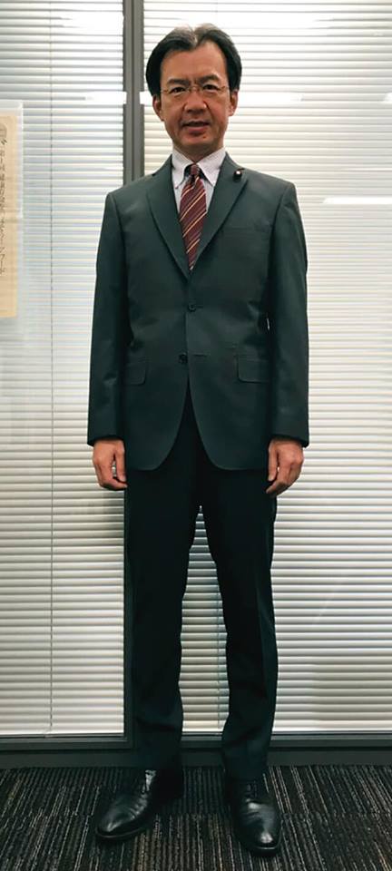 衆議院議員で、自由民主党政務調査副会長を務める、秋葉賢也先生が、SADAでお仕立てしたオーダースーツ姿のお写真を下さいました!