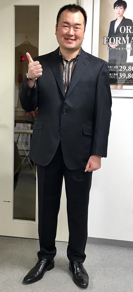 今ホットな落語界より、3代目桂枝太郎さんが、SADAでお仕立てしたオーダースーツ姿のお写真を下さいました!