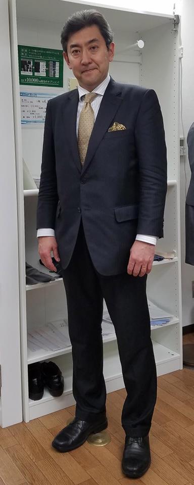大正13年創業の老舗、天ぷら「新宿つな八」を率いる志村久弥社長が、SADAでお仕立てさせて頂いたオーダースーツ姿のお写真を下さいました!