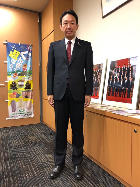 厚生労働大臣政務官を務める、衆議院議員の上野宏史先生が、SADAでお仕立てしたオーダースーツ姿のお写真を下さいました(^ ^)