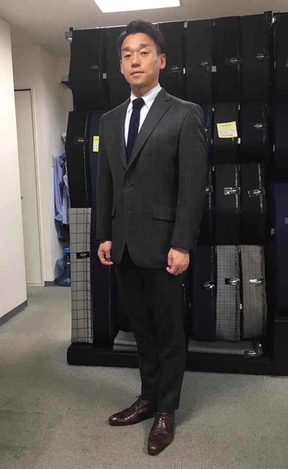 ニコニコ生放送で人気を博した、ガジェット通信副編集長の「ひげおやじ」さんが、株式会社ギルドの立ち上げメンバーとして、SADAでお仕立てしたオーダースーツ姿のお写真を下さいました!