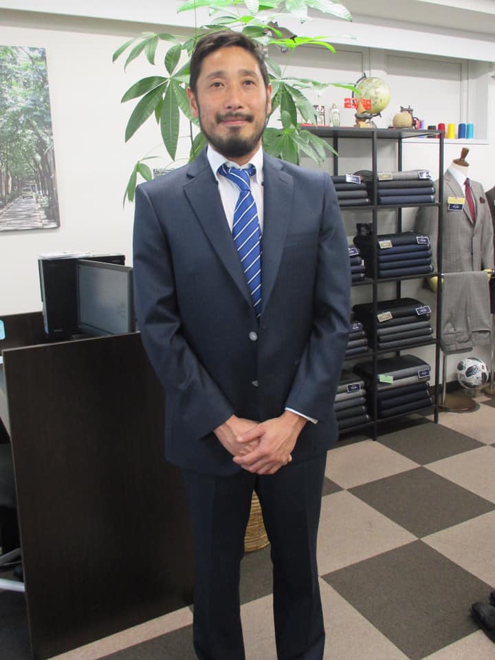 元フットサル日本代表、フットサル指導者の前田喜史様より、SADAでお仕立てしたオーダースーツ姿のお写真を頂きました!
