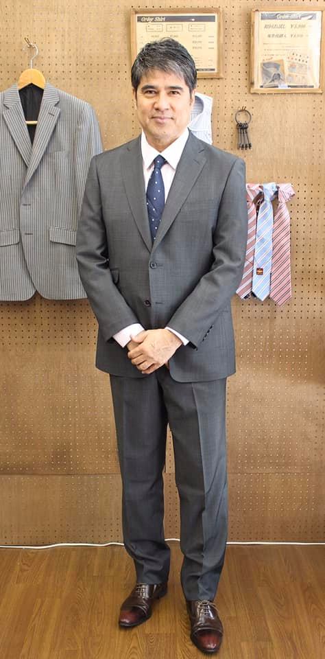 元サッカー日本代表で、ガンバ大阪・ヴィッセル神戸等で活躍された、サッカー解説者・スポーツキャスターの永島昭浩様が、SADAでお仕立てしたオーダースーツ姿のお写真を下さいました!
