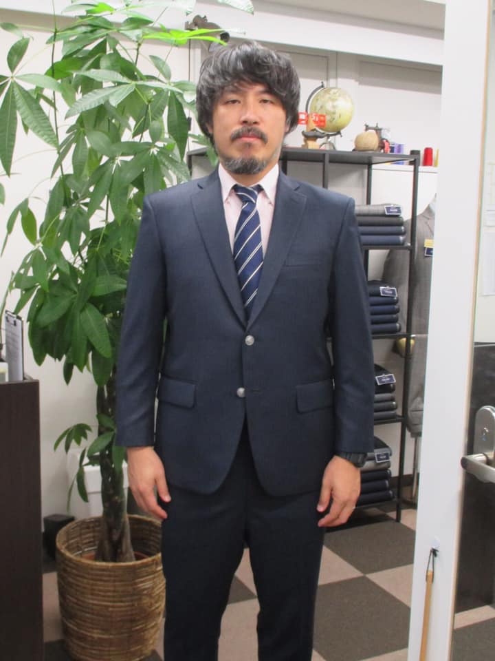 スキマスイッチの常田真太郎様が、SADAでお仕立てしたオーダースーツ姿のお写真を下さいました!