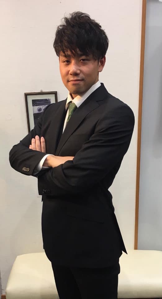 2ちゃんねる開設者の「ひろゆき」こと西村博之さんが、株式会社ギルドの立ち上げメンバーとして、SADAでお仕立てしたオーダースーツ姿のお写真を下さいました!