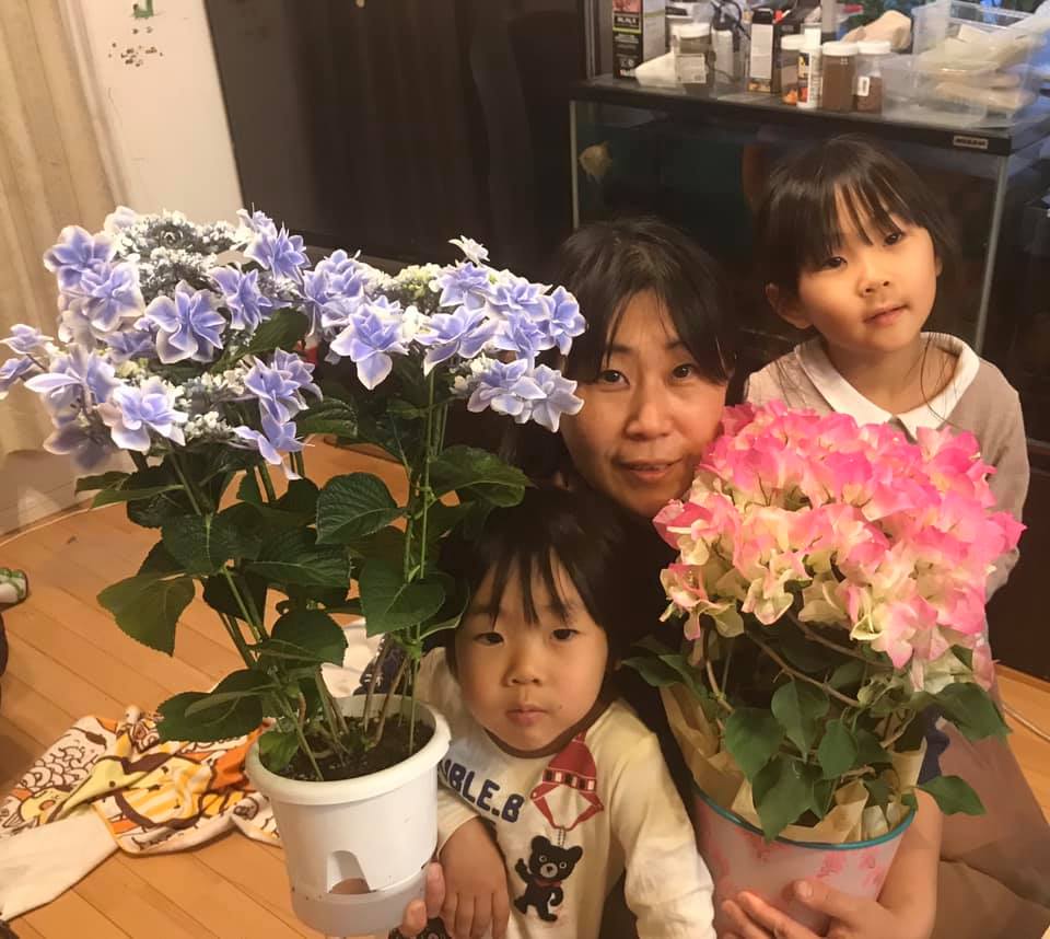 本日の母の日は、子供達がお花を選んで、お母さんにプレゼントしました!