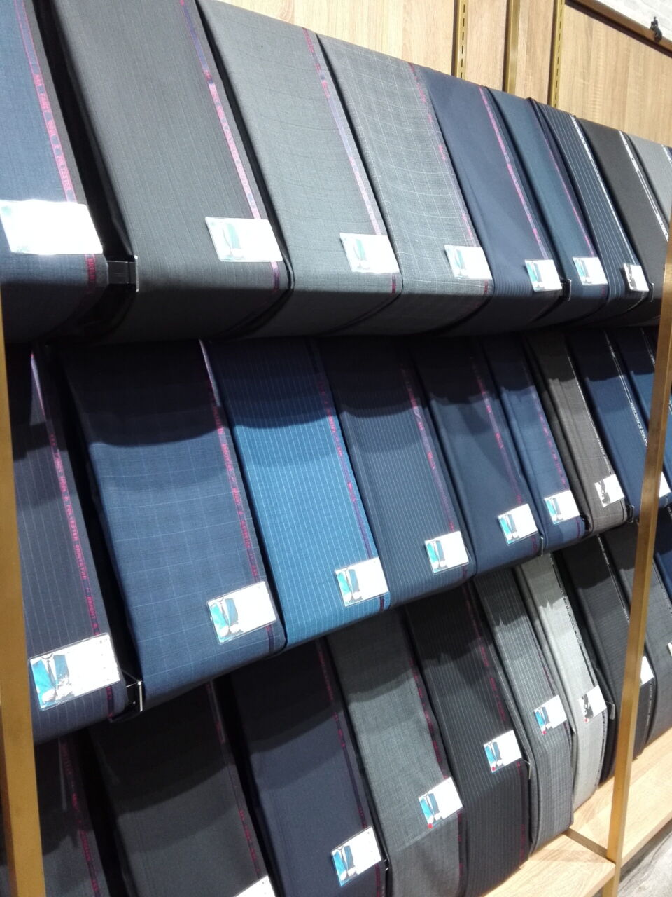 春夏生地が入荷しました 店舗ブログ オーダースーツsada フルオーダーで19 800円 税込21 780円