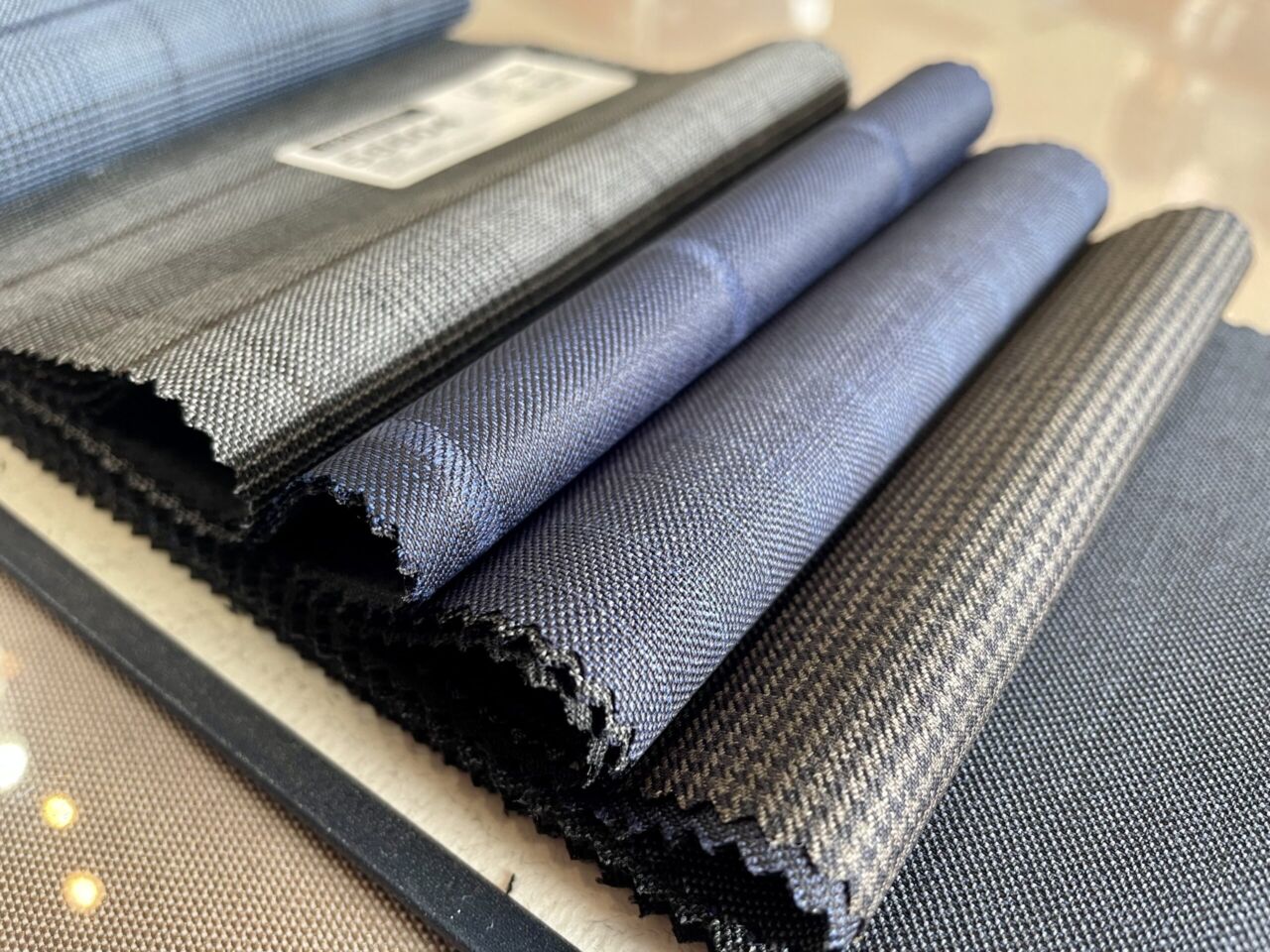 春夏生地 秋冬生地の違い 店舗ブログ オーダースーツsada フルオーダーで19 800円 税込21 780円
