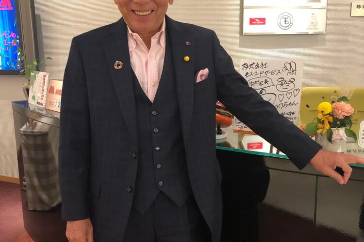 モスバーガーを展開する、【東証1部上場】モスフードサービス株式会社の櫻田厚会長に、SADAでお仕立てしたオーダースーツ姿のお写真を頂きました！