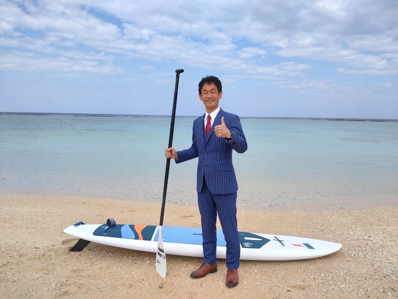 実は先日、世界自然遺産に認定された徳之島にて、釣りの合間に、オーダースーツでSUP(Stand Up Paddleboard)に挑戦して参りました！
