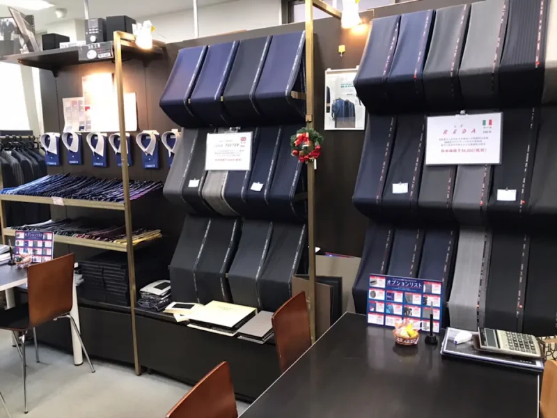 池袋東口。本格フルオーダースーツを、圧倒的な低価格で。見違えるほどのスタイルアップをサポートします。の写真