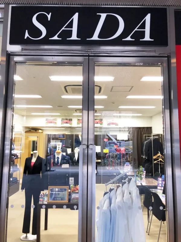 名古屋・栄の路面店。名古屋グランパスを応援するオフィシャル店舗。スーツのことならお任せください。の写真