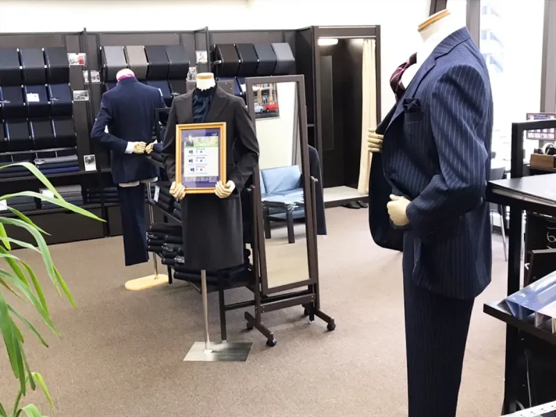 伊丹空港側出口より徒歩2分。阪神タイガース、ガンバ大阪を応援するオフィシャル店舗。確かな着心地を約束します。の写真