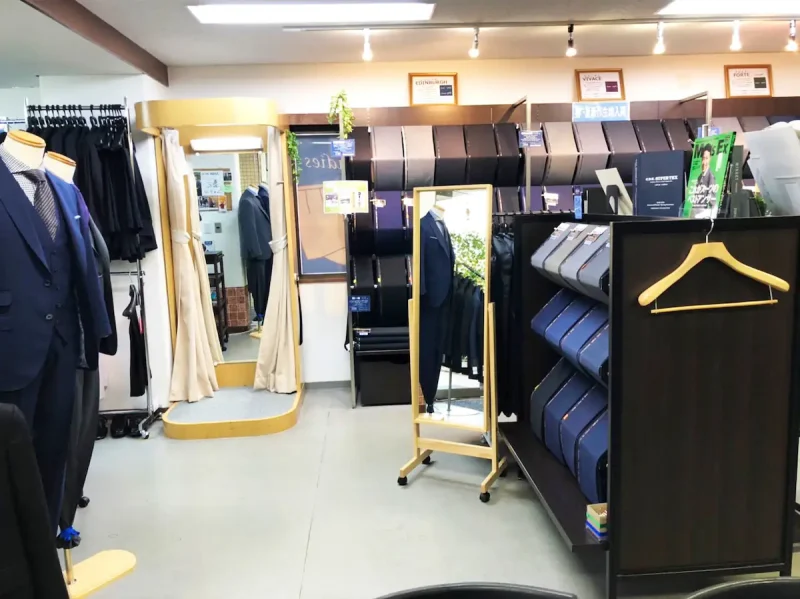 イオンモール堺北花田向かい。丁寧なアドバイスが好評。スーツについての幅広いご相談にお応えします。の写真