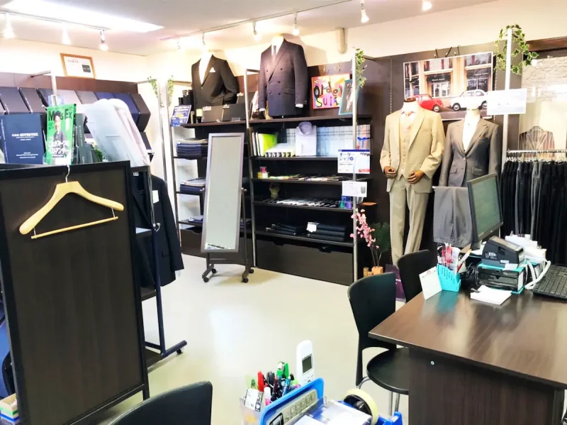イオンモール堺北花田向かい。丁寧なアドバイスが好評。スーツについての幅広いご相談にお応えします。の写真