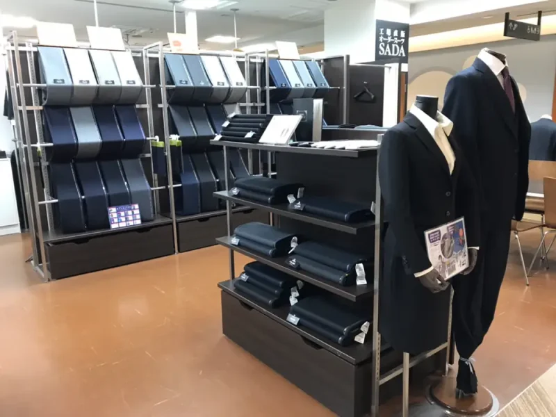 本格フルオーダースーツを、圧倒的な低価格で。プレナ幕張2F。千葉ロッテ戦の前後にもお立ち寄りください。の写真