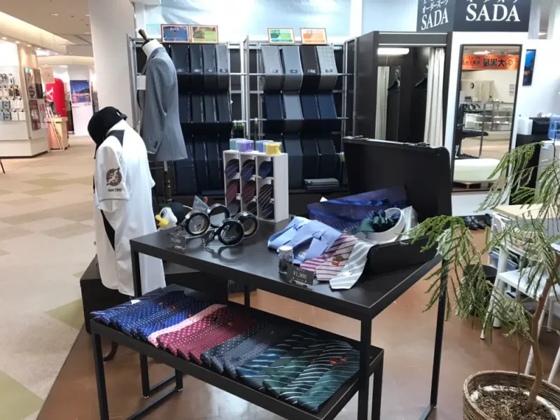 本格フルオーダースーツを、圧倒的な低価格で。プレナ幕張2F。千葉ロッテ戦の前後にもお立ち寄りください。の写真