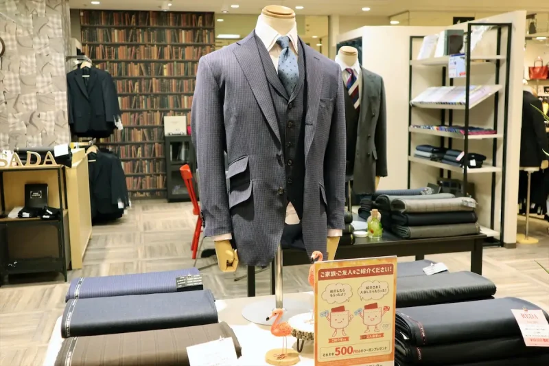 新宿東口。初心者の方も、ベテランの方も、上質なメンズファッションに囲まれて、スタイリッシュな1着を。の写真