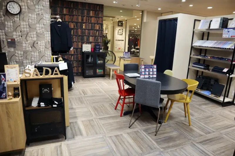 新宿東口。初心者の方も、ベテランの方も、上質なメンズファッションに囲まれて、スタイリッシュな1着を。の写真