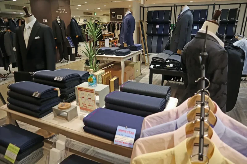 新宿東口。初心者の方も、ベテランの方も、上質なメンズファッションに囲まれて、スタイリッシュな1着を。の写真