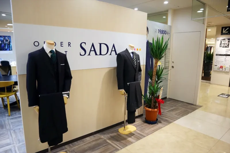 新宿東口。初心者の方も、ベテランの方も、上質なメンズファッションに囲まれて、スタイリッシュな1着を。の写真