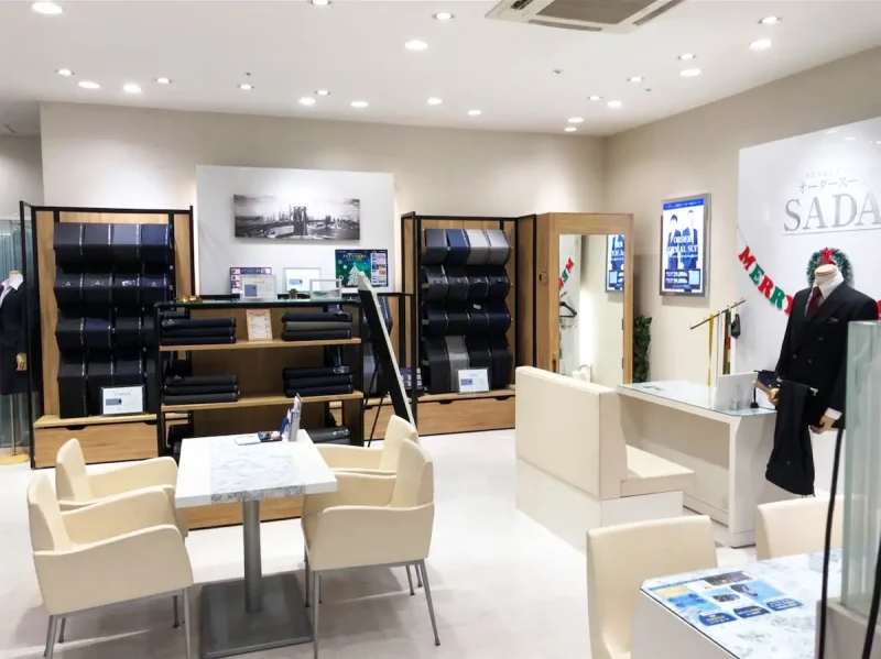 新横浜駅から徒歩2分。横浜FCを応援するオフィシャル店舗。独自のラインナップも魅力。の写真