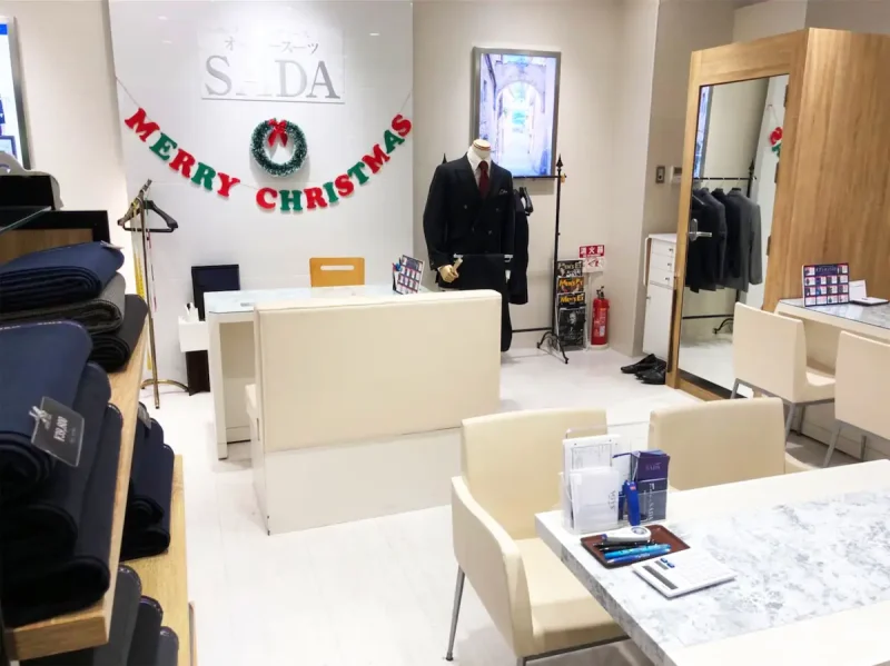 新横浜駅から徒歩2分。横浜FCを応援するオフィシャル店舗。独自のラインナップも魅力。の写真