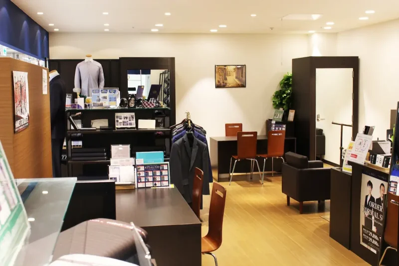 津田沼駅、新津田沼駅から徒歩1分。津田沼パルコで、あなただけのオリジナルモデルをお仕立てします。の写真