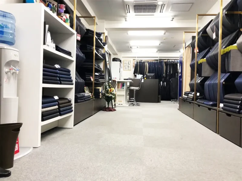 横浜駅から徒歩2分。横浜地域密着、横浜FCを応援するオフィシャル店舗。オーダースーツの力で、横浜を元気に。の写真