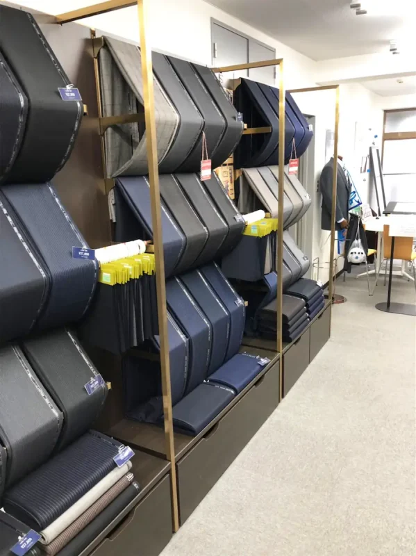 横浜駅から徒歩2分。横浜地域密着、横浜FCを応援するオフィシャル店舗。オーダースーツの力で、横浜を元気に。の写真