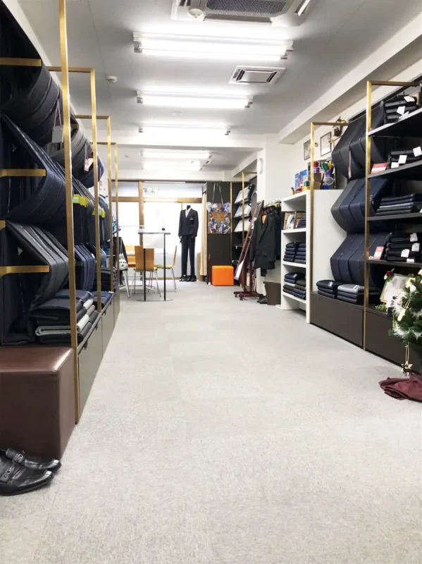 横浜駅から徒歩2分。横浜地域密着、横浜FCを応援するオフィシャル店舗。オーダースーツの力で、横浜を元気に。の写真