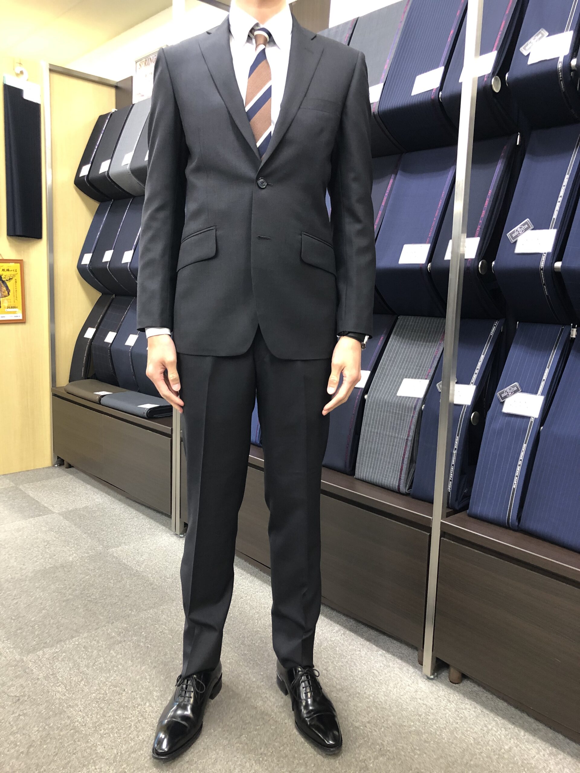 高身長が映える細身のグレースーツ-仙台駅前店スーツコレクション