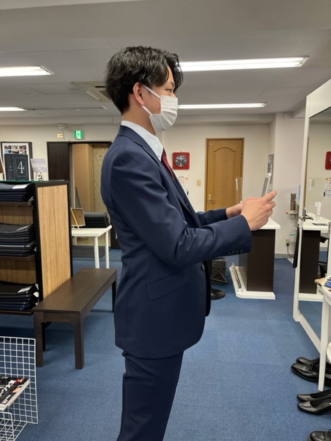 長身にとても合う紺の三つ揃え-五反田店スーツコレクション