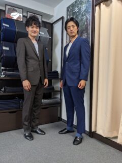 スリムシルエットでスタイリッシュなスーツの画像