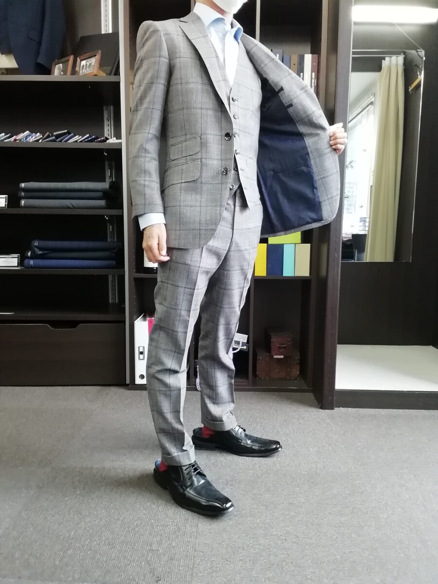 華やかなグレーチェックにこだわりが映える-福岡天神店スーツ 