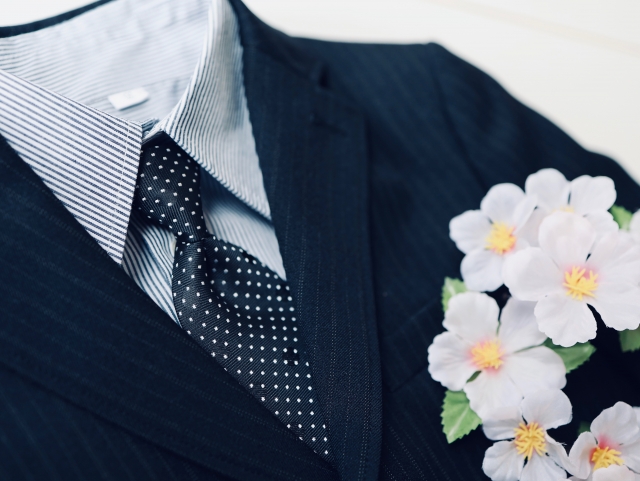 葬式で着るスーツは何がいいの?基本的な服装やマナーについても解説のアイキャッチ画像