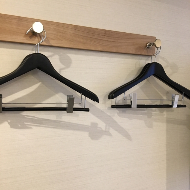 スーツジャケットの着こなし- 正しいボタンの留め方 -のアイキャッチ画像