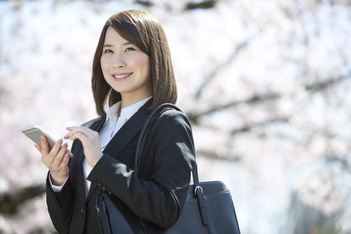 就活生にも安心!面接時におけるスーツのボタンマナーや事前準備について解説?のアイキャッチ画像