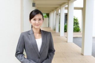 【スーツ クールビズ 女性】女性のクールビズスタイルのNGは?レディーススーツをスマートに着こなすコツのアイキャッチ画像