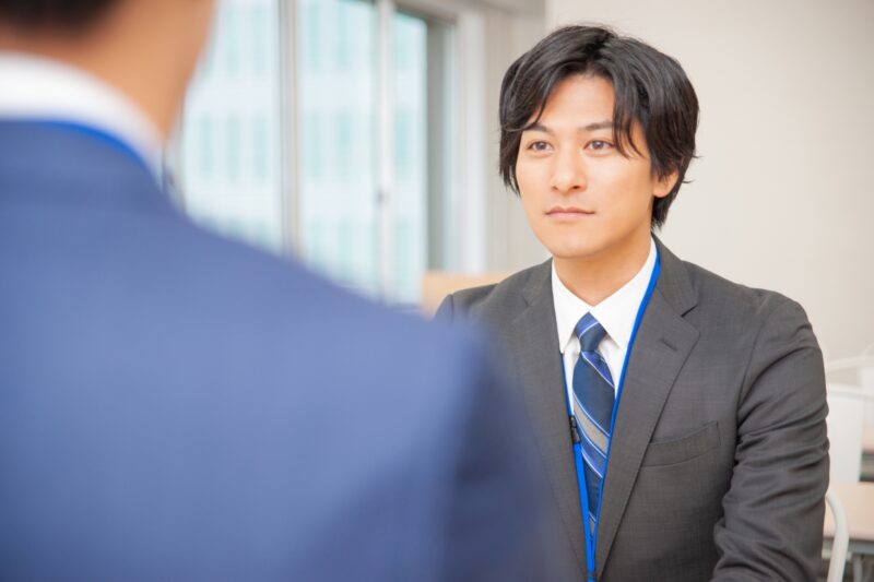 男性にも人気!大容量でビジネスシーンで使える「トートバッグ」をご紹介。のアイキャッチ画像