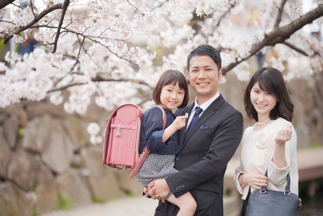 葬式で着るスーツは何がいいの?基本的な服装やマナーについても解説のアイキャッチ画像