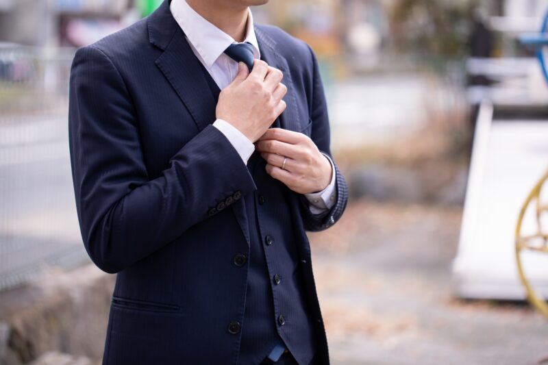 【スーツ 入学式】入学式スーツの着こなし。品格ある装いと式典マナーのアイキャッチ画像